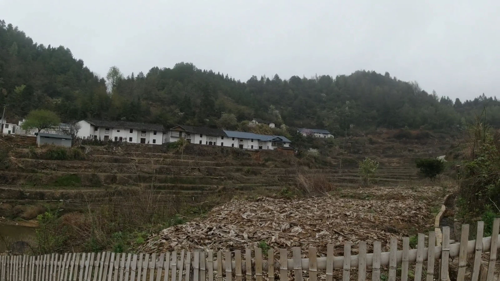 这里远离城镇空气清新怡人至今还有人居住在这里